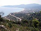 pohled na Sarti z nejvyššího vrcholu nad pobřežím