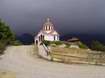 Častým cílem turistů z pobřeží je kaplička nad Asprovaltou